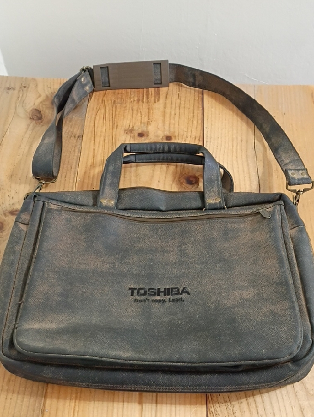 Toshiba x Air Tex Norwood Vintage Expandable Laptop Messenger Bag